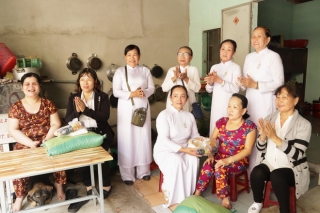 Tổ Phụ nữ Tôn giáo Phường Long Hoa: Tặng quà cho phụ nữ khuyết tật