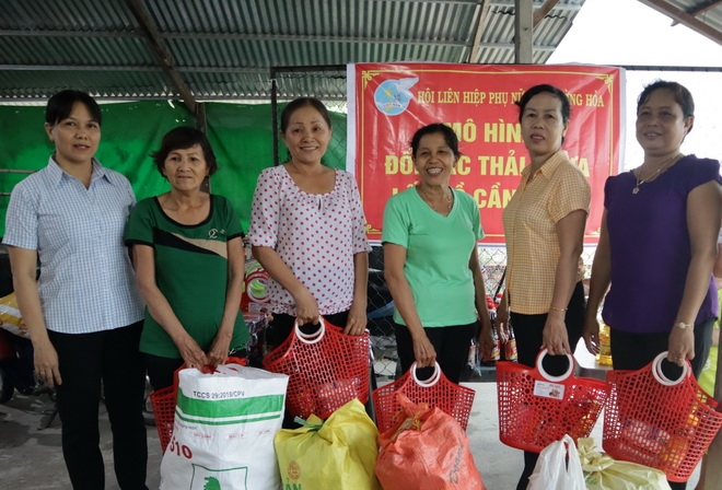 Hội LHPN xã Trường Hoà: Tổ chức chương trình Đổi rác thải nhựa lấy quà và trao học bổng “Tiếp sức đến trường”