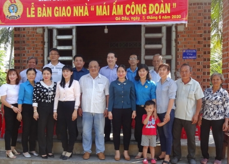 Tặng “Mái ấm Công đoàn” tại Gò Dầu