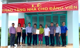 Trao nhà cho đảng viên ở huyện Dương Minh Châu