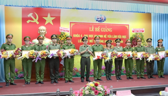 Bế giảng khóa IV Đại học An ninh hệ vừa làm vừa học tại Tây Ninh