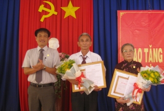 Trao huy hiệu 50, 45 năm tuổi Đảng tại xã Thạnh Bình