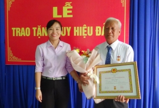 Trao Huy hiệu 55 năm tuổi Đảng tại phường Ninh Thạnh