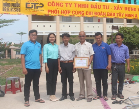 Tặng mái che sân trường cho Trường Tiểu học Phước Hội