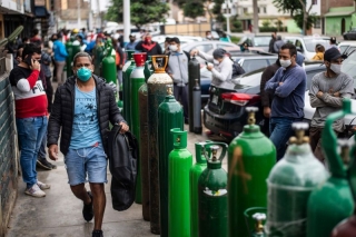 Người dân Peru cầm bình xếp hàng đi mua oxy