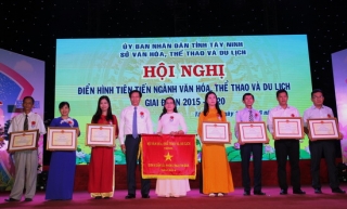 Phòng VH-TT huyện Dương Minh Châu nhận Cờ thi đua của Bộ VHTT&DL