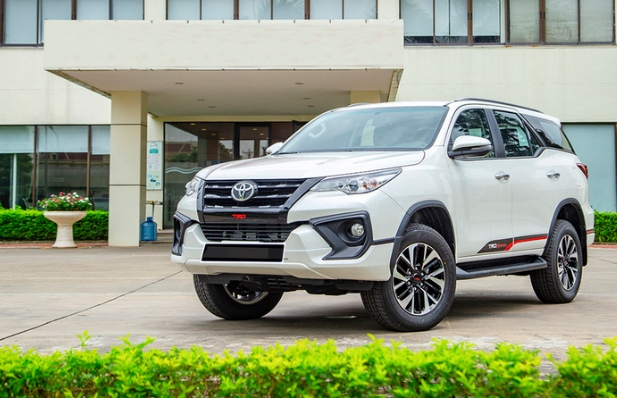 Santa Fe đe dọa ngôi vương doanh số của Fortuner