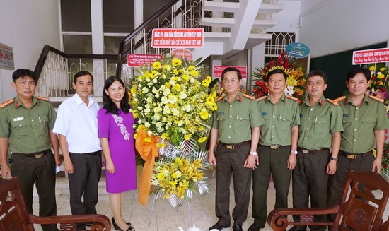 Công an Tây Ninh: Thăm, tặng hoa chúc mừng Báo Tây Ninh