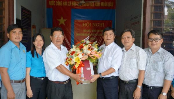 Lãnh đạo Huyện uỷ Dương Minh Châu chúc mừng Trung tâm Văn hóa- Thể thao và Truyền thanh nhân Ngày Báo chí Cách mạng Việt Nam