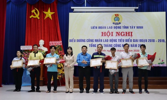 LĐLĐ Tây Ninh: Biểu dương công nhân lao động tiêu biểu giai đoạn 2018 – 2019 và tổng kết Tháng Công nhân năm 2020