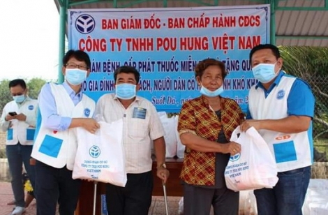 Công ty Pou Hung phối hợp cùng Bệnh viện Phục hồi chức năng khám bệnh, tặng quà tại xã Suối Đá