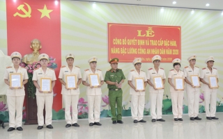 Công an Tân Châu tổ chức lễ công bố thăng cấp bậc hàm, nâng bậc lương cho cán bộ, chiến sĩ