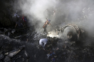 Máy bay Pakistan rơi làm 97 người chết do phi công mải nói chuyện