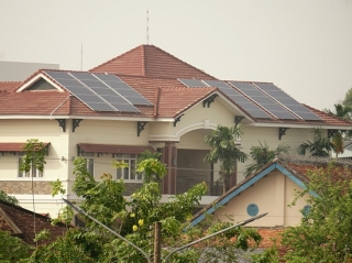 Nhiều người dân lựa chọn sử dụng điện mặt trời áp mái