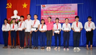 Đoàn Khối cơ quan và doanh nghiệp tỉnh: Trao quà, học bổng cho học sinh nghèo tại xã Phan