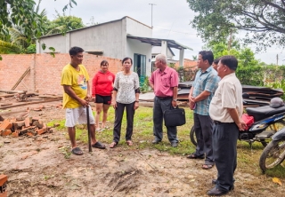 Lãnh đạo UBND thị xã Trảng Bàng thăm, hỗ trợ các hộ dân bị thiệt hại do lốc xoáy