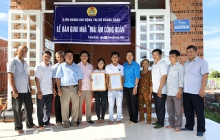 LĐLĐ thị xã Trảng Bàng trao tặng nhà “Mái ấm công đoàn”
