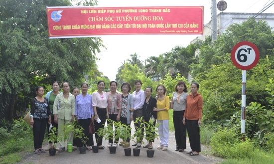 Ra quân chăm sóc tuyến đường hoa chào mừng Đại hội Đảng toàn quốc lần thứ XIII