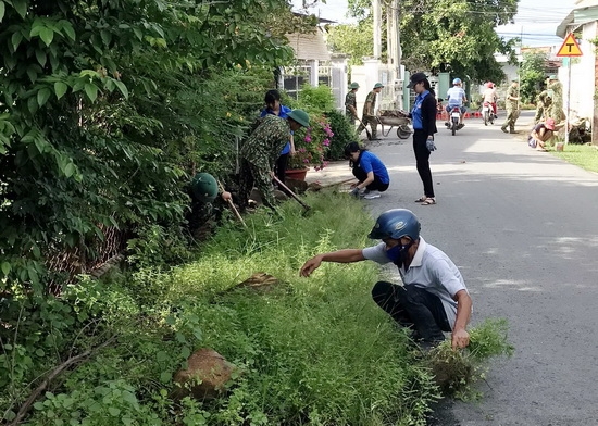 Tuổi trẻ Tiểu đoàn 18 và Phường 1 cùng chung tay vệ sinh đường phố