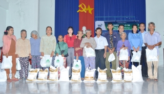 Công ty Thành Thành Công trao tặng quà cho dân nghèo xã Long Khánh