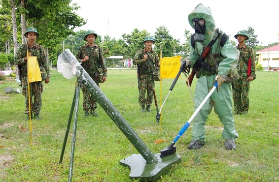 Chiến sĩ phòng hoá thi đua huấn luyện giỏi