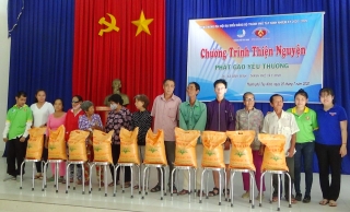 Hội LHTN Thành phố Tây Ninh tặng quà cho các gia đình nghèo, khó khăn