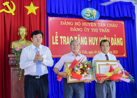 Tân Châu: Trao Huy hiệu Đảng tại xã Tân Hiệp và Thị trấn Tân Châu