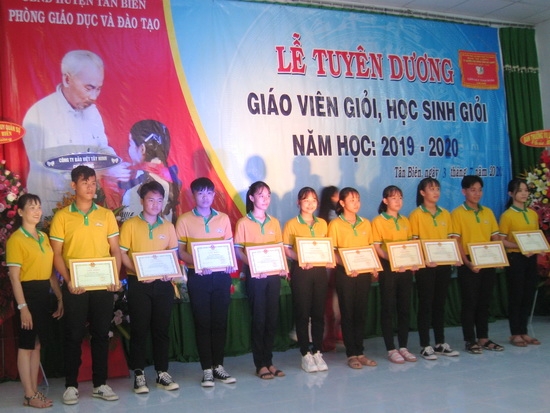 Tân Biên: Tuyên dương giáo viên dạy giỏi và học sinh giỏi năm học 2019-2020