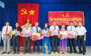 Trao tặng Huy hiệu 45, 40, 30 năm tuổi Đảng cho đảng viên tại phường Lộc Hưng