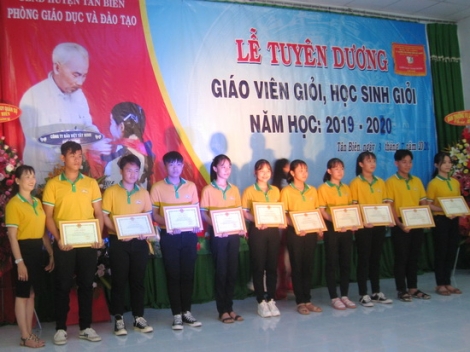 Tân Biên: Tuyên dương giáo viên dạy giỏi và học sinh giỏi năm học 2019-2020