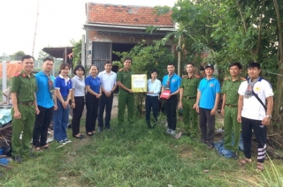 Tỉnh đoàn Tây Ninh thăm, tặng quà sinh viên tình nguyện hè