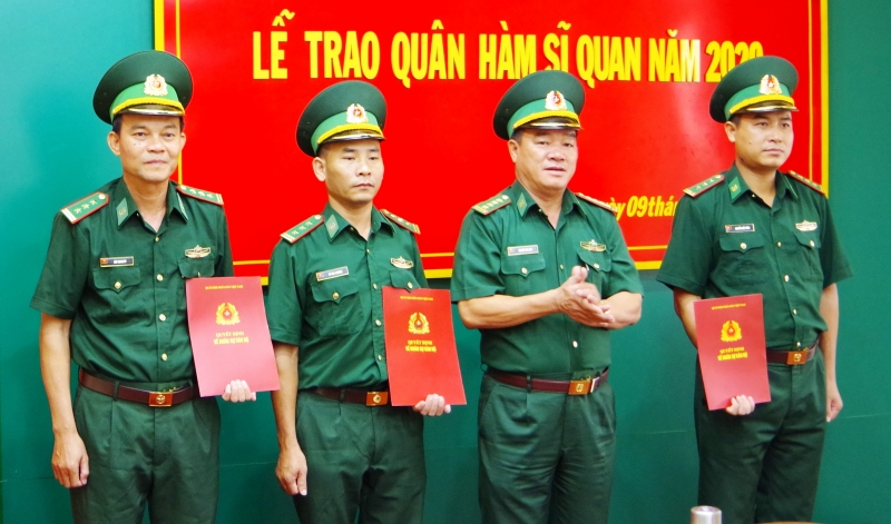 Biên phòng Tây Ninh trao quyết định thăng quân hàm cho sỹ quan