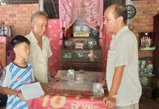 Chi đoàn Báo Tây Ninh: Thăm, tặng quà cho 2 học sinh có hoàn cảnh khó khăn