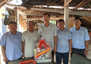 ĐBQH Huỳnh Thanh Phương thăm, tặng quà gia đình chính sách nhân ngày thương binh-liệt sĩ