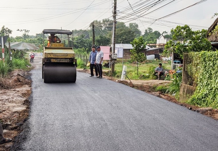 Trảng Bàng: Thi công tráng nhựa đường Cây Dương-Bàu Cá Chạch