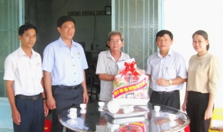 Ông Võ Văn Sớm thăm, trao quà các đối tượng chính sách tiêu biểu tại huyện Tân Biên