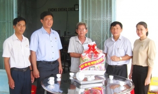 Chủ nhiệm UBKT Tỉnh uỷ thăm, trao quà các đối tượng chính sách tiêu biểu tại huyện Tân Biên