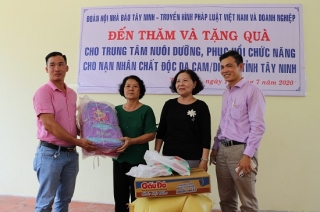 Hội Nhà báo tỉnh và Báo Pháp luật Việt Nam tặng quà cho nạn nhân chất độc da cam