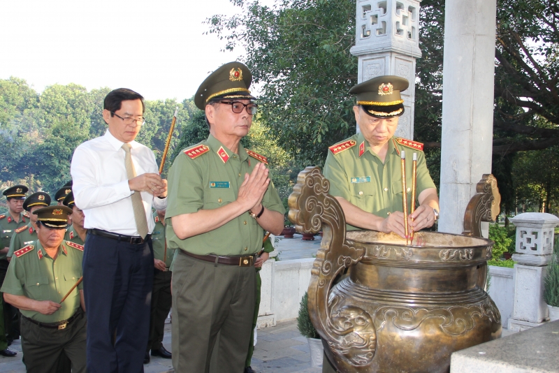 Bộ trưởng Bộ Công an viếng Nghĩa trang liệt sĩ và thăm gia đình chính sách tại Tây Ninh