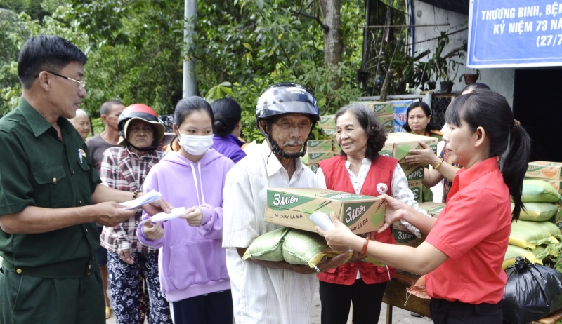 Tặng quà cho thương binh, bệnh binh có hoàn cảnh khó khăn