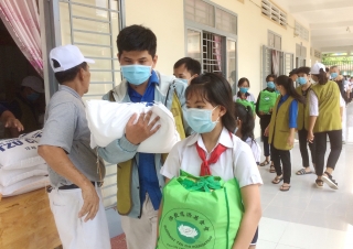 Tặng hơn 500 suất quà cho học sinh nghèo huyện Dương Minh Châu