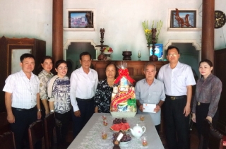 ĐBQH Huỳnh Thanh Phương thăm, tặng quà gia đình chính sách ở huyện Dương Minh Châu