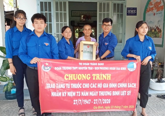 Phường Gia Bình: Tặng tủ thuốc cho gia đình chính sách