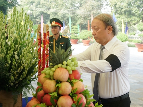 Viếng Nghĩa trang, truy điệu và an táng hài cốt liệt sĩ