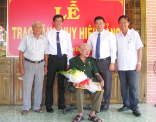 Phó Bí thư Tỉnh ủy trao huy hiệu 70 năm tuổi Đảng tại huyện Tân Biên