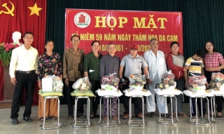 Tặng quà cho nạn nhân chất độc da cam tại huyện Dương Minh Châu