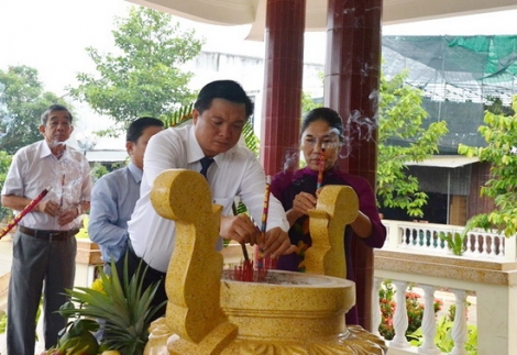 Lãnh đạo huyện Tân Châu viếng nhà bia tưởng niệm liệt sĩ xã Tân Hưng