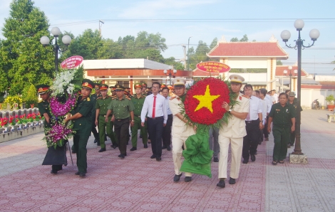 Các địa phương tổ chức viếng nghĩa trang liệt sĩ, thắp nến tri ân nhân ngày 27.7