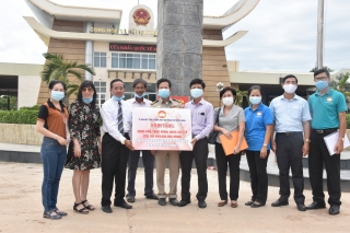 Hỗ trợ cộng đồng người Việt tại Campuchia phòng chống dịch Covid-19