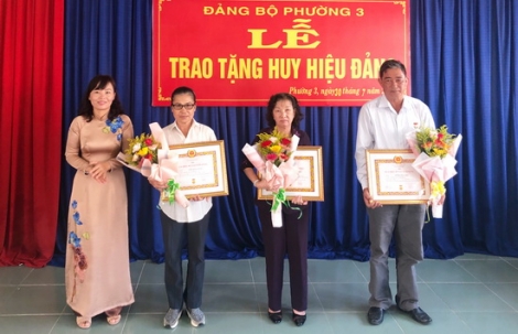 Thành ủy Tây Ninh trao tặng Huy hiệu Đảng cho các đảng viên tại Phường 3